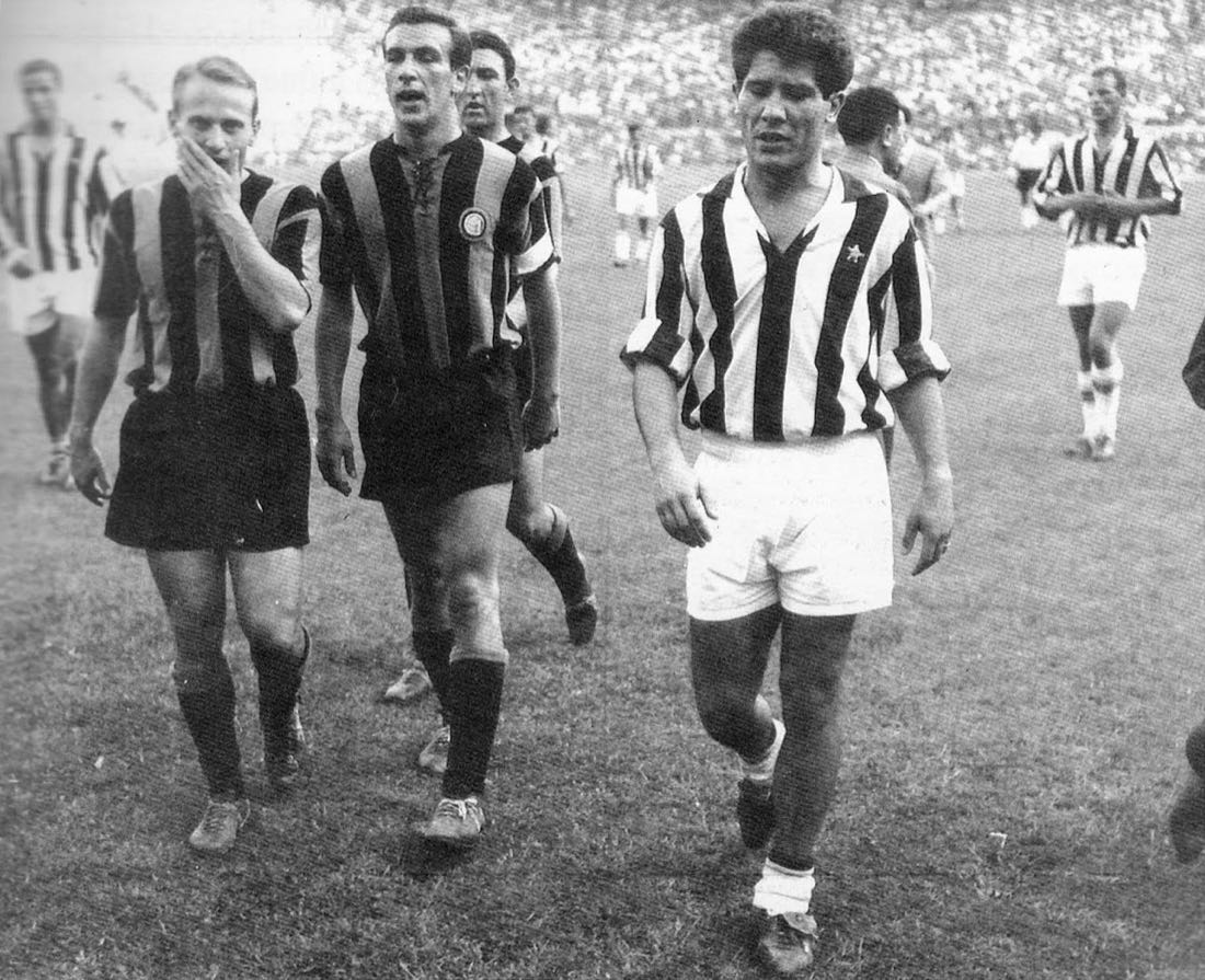 Calciatori di Inter e Juventus escono dal campo all’intervallo, San Siro, 1959