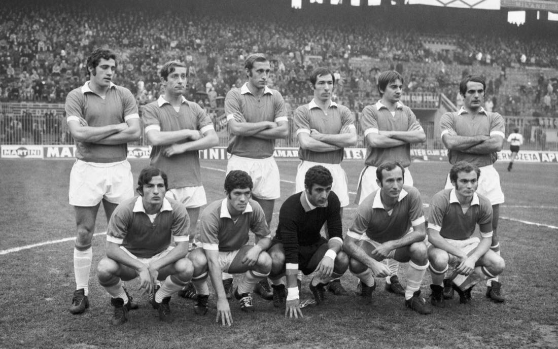 Formazione di una squadra di Serie A schierata prima della partita, 1969